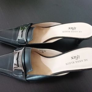 AK Anne Klein iflex Blck Mules